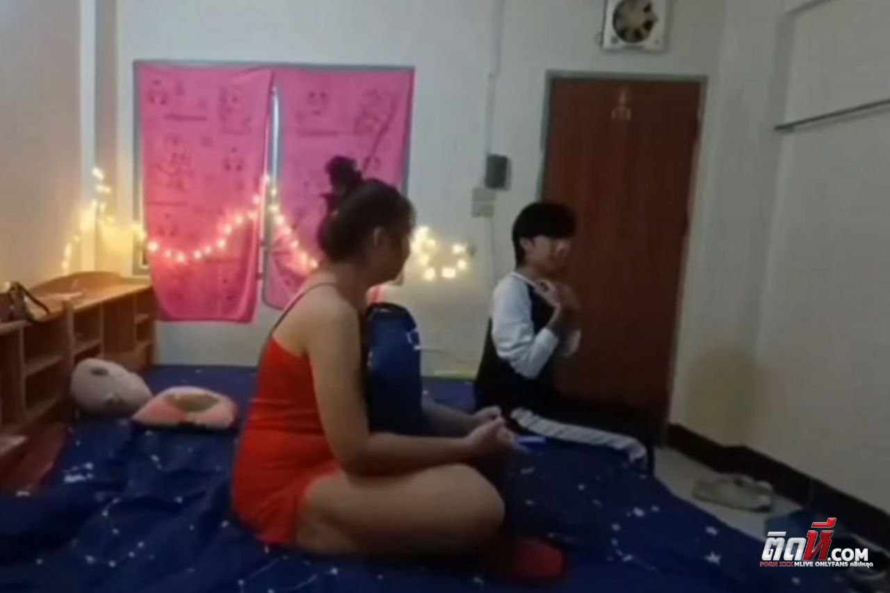 คลิปหลุดใหม่ เจ้เรียกหนุ่มวัยรุ่นแถวบ้านมารุมเย็ด จับดูดนมเอาควยยัดปาก ผลัดกันกระแทกหีตับๆ เย็ดน้ำแตกเรียงคนอย่างฟินเลยให้เย็ดฟรี