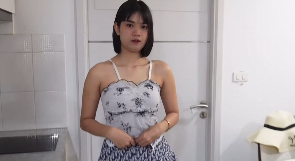 คลิปหลุด สาววัยรุ่นบุรีรัมย์ ขายตัวรับงานกับฝรั่งควยใหญ่ครั้งแรก นั่งอมควยเต็มปาก โดนจับเย็ดท่าหมา ตูดใหญ่สูงยาวกำลังดี เย็ดสดปล่อยแตกในคาหี